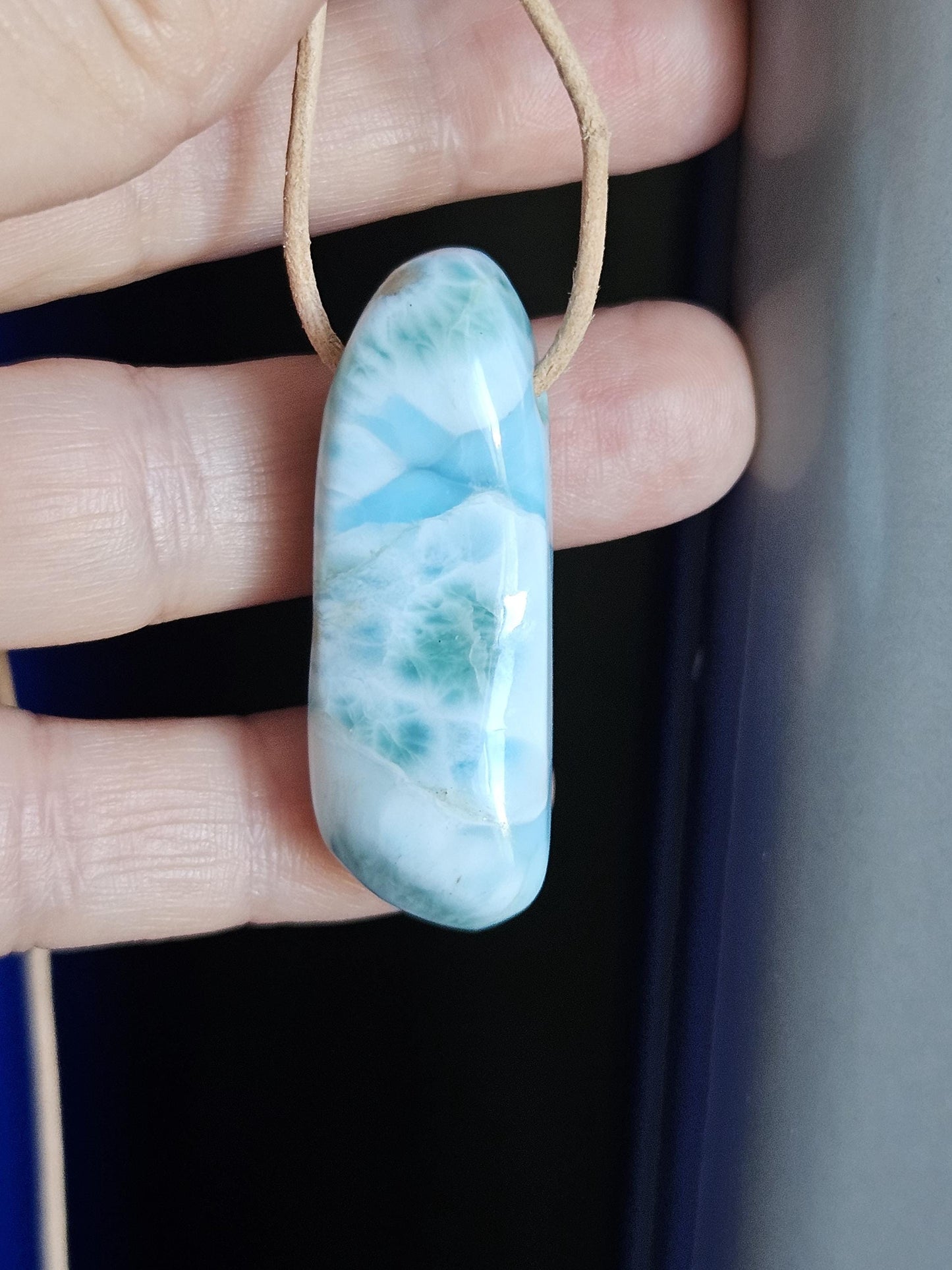 Traum von Larimar, Stein aus Atlantis, Anhänger, 45 x 18 x 12 mm, gebohrt, Larimar Anhänger, Larimar am Lederband 16,13 g, 89,70 ct.