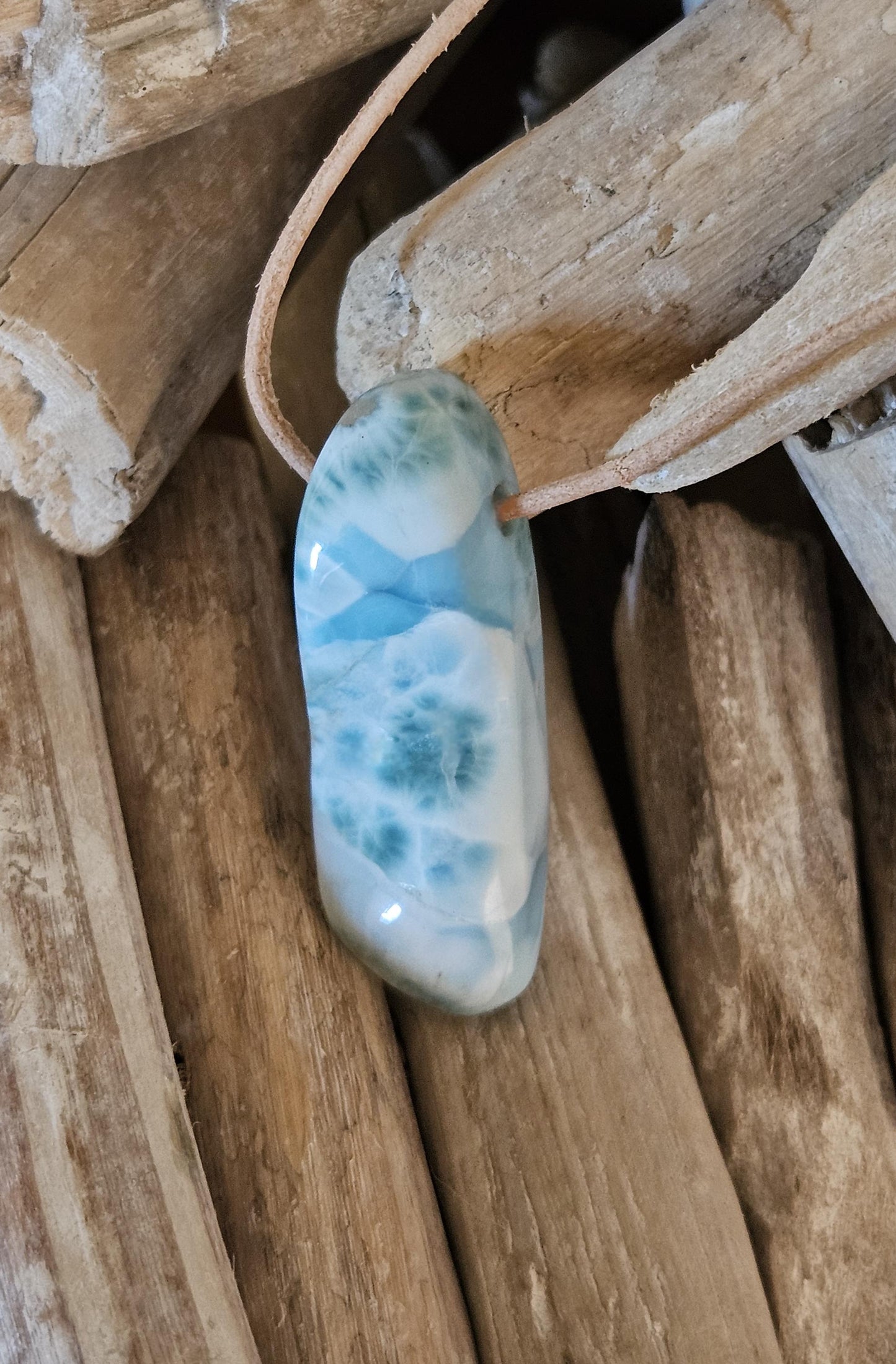 Traum von Larimar, Stein aus Atlantis, Anhänger, 45 x 18 x 12 mm, gebohrt, Larimar Anhänger, Larimar am Lederband 16,13 g, 89,70 ct.