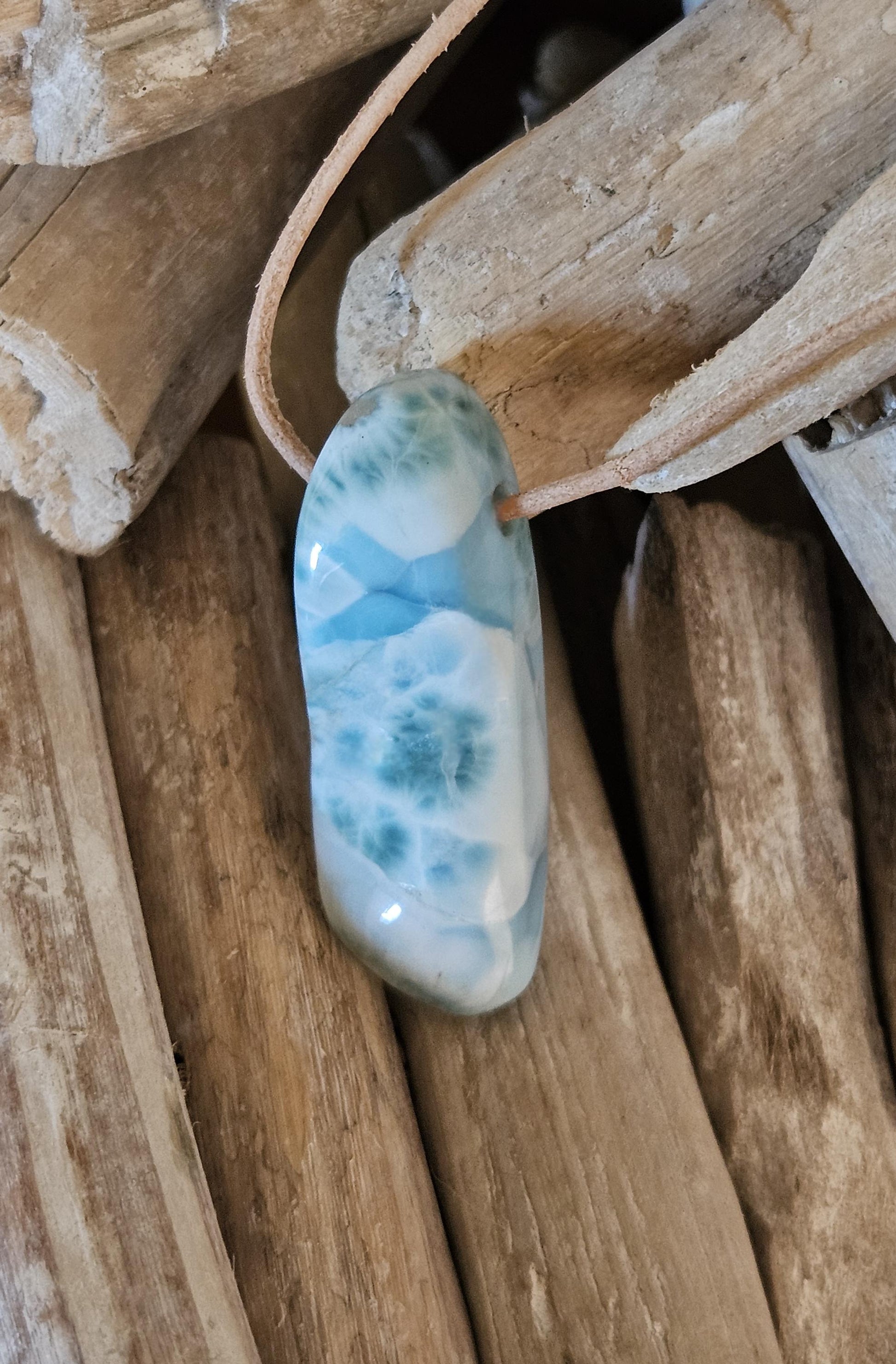 Traum von Larimar, Stein aus Atlantis, Anhänger, 45 x 18 x 12 mm, gebohrt, Larimar Anhänger, Larimar am Lederband 16,13 g, 89,70 ct.