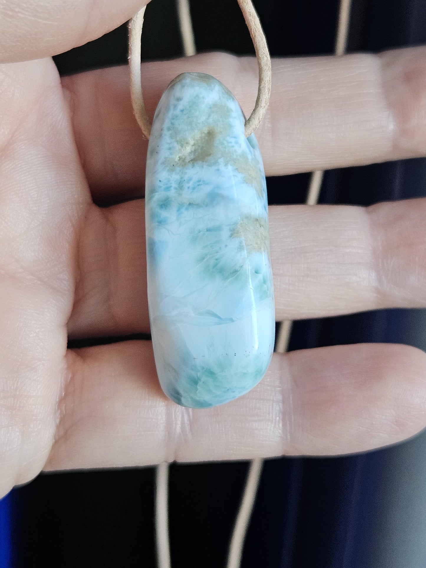 Traum von Larimar, Stein aus Atlantis, Anhänger, 45 x 18 x 12 mm, gebohrt, Larimar Anhänger, Larimar am Lederband 16,13 g, 89,70 ct.