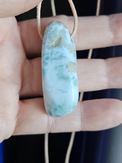 Traum von Larimar, Stein aus Atlantis, Anhänger, 45 x 18 x 12 mm, gebohrt, Larimar Anhänger, Larimar am Lederband 16,13 g, 89,70 ct.