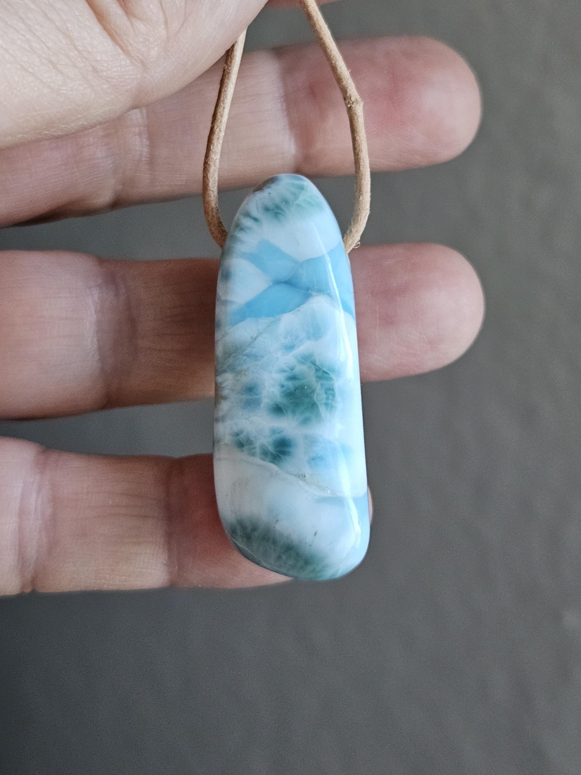Traum von Larimar, Stein aus Atlantis, Anhänger, 45 x 18 x 12 mm, gebohrt, Larimar Anhänger, Larimar am Lederband 16,13 g, 89,70 ct.