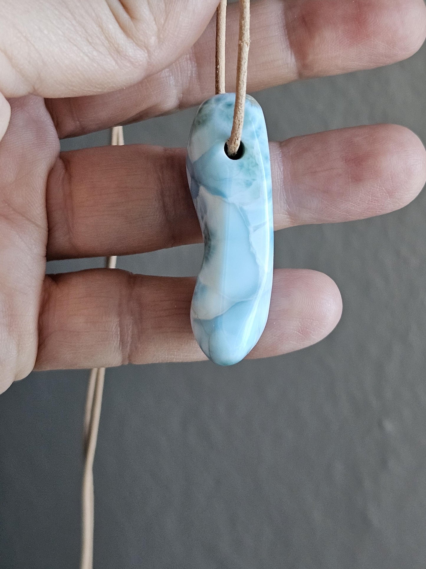 Traum von Larimar, Stein aus Atlantis, Anhänger, 45 x 18 x 12 mm, gebohrt, Larimar Anhänger, Larimar am Lederband 16,13 g, 89,70 ct.