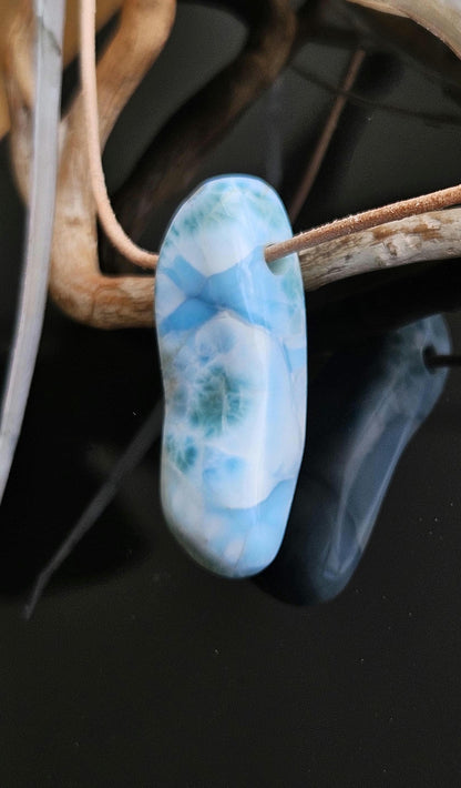 Traum von Larimar, Stein aus Atlantis, Anhänger, 45 x 18 x 12 mm, gebohrt, Larimar Anhänger, Larimar am Lederband 16,13 g, 89,70 ct.