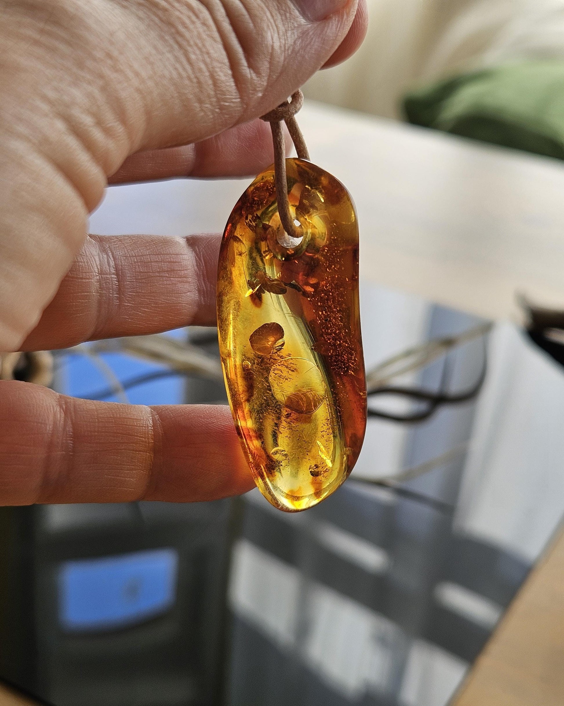 Feiner Bernstein Anhänger, mit Einschlüssen von Blüten Blätterskelett Bernstein Amulett, gebohrt 54 x 24 x 14 mm, an verstellbarem Lederband