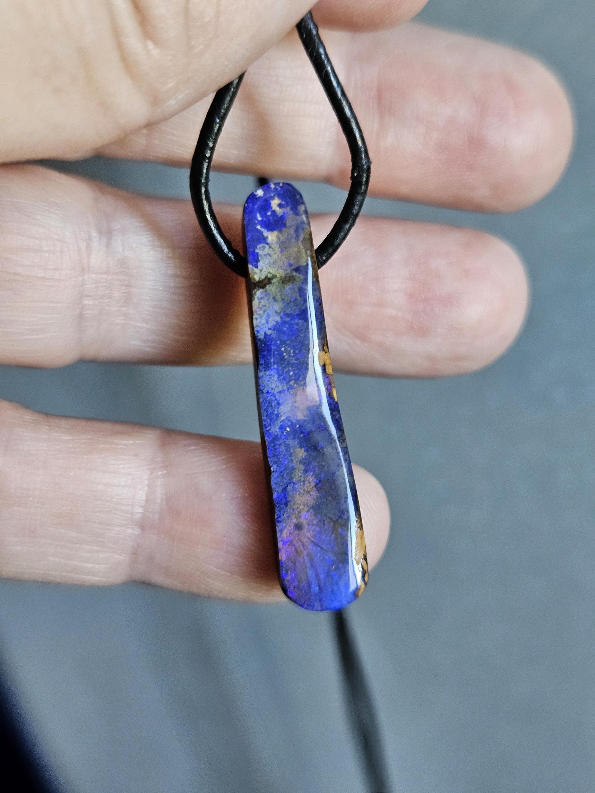 Boulder Opal Anhänger,"Long Blue", 37 x 8 x 8 mm, gebohrt, an verstellbarem Lederband