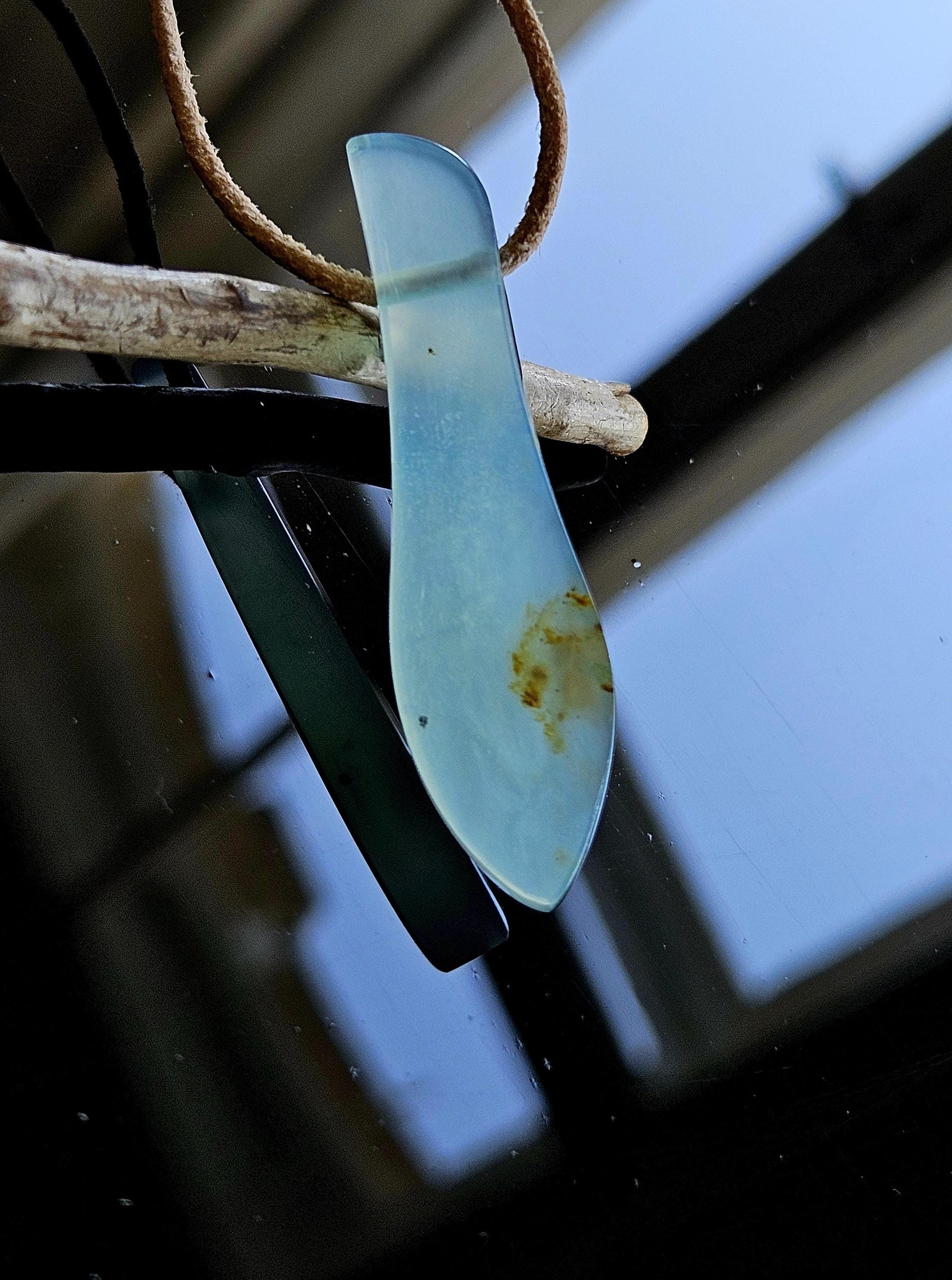 Seltener Andenopal blau Chrysopal hellblau türkis Anhänger, 57 x 14 x 7 mm, gebohrt, an verstellbarem Lederband