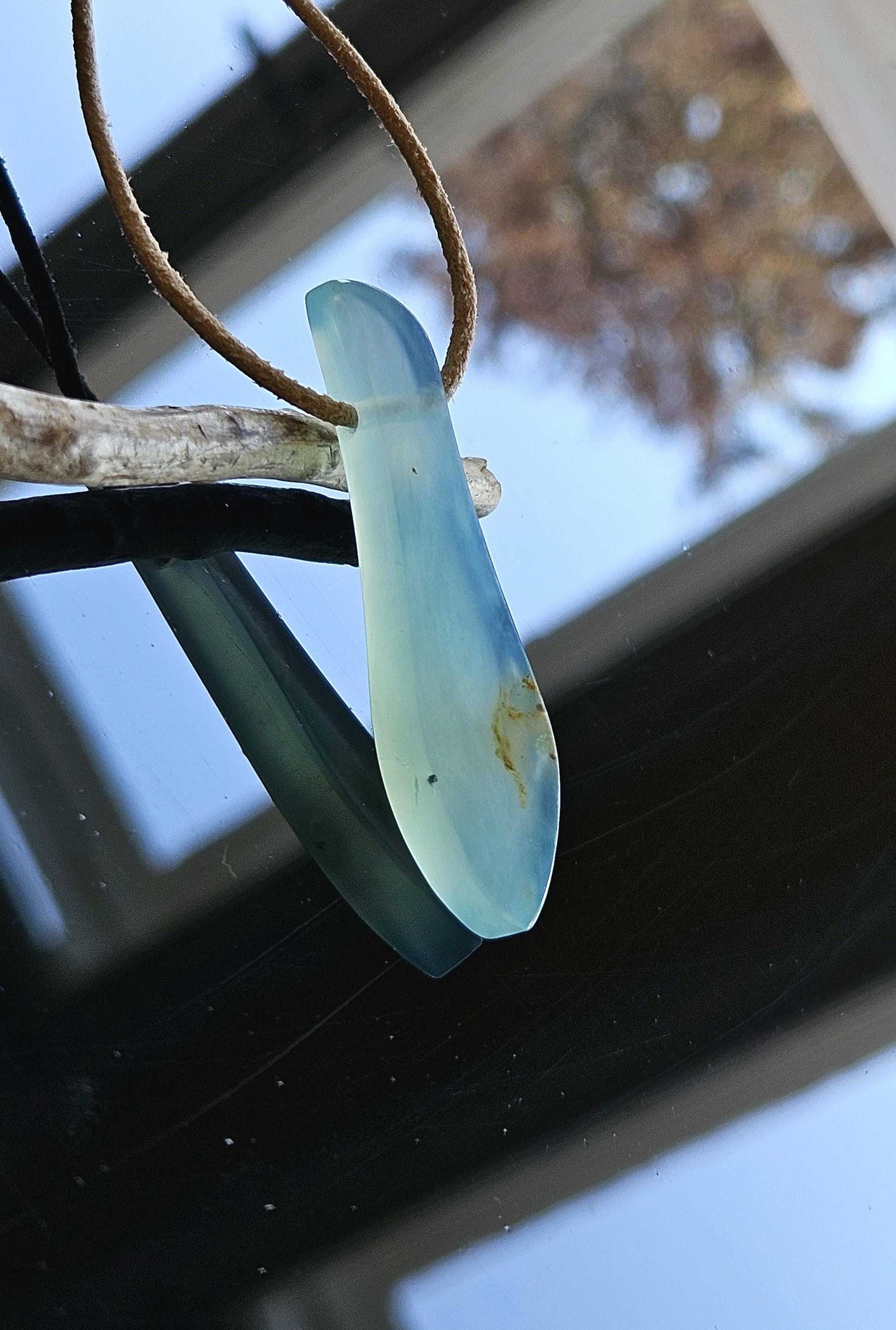 Seltener Andenopal blau Chrysopal hellblau türkis Anhänger, 57 x 14 x 7 mm, gebohrt, an verstellbarem Lederband