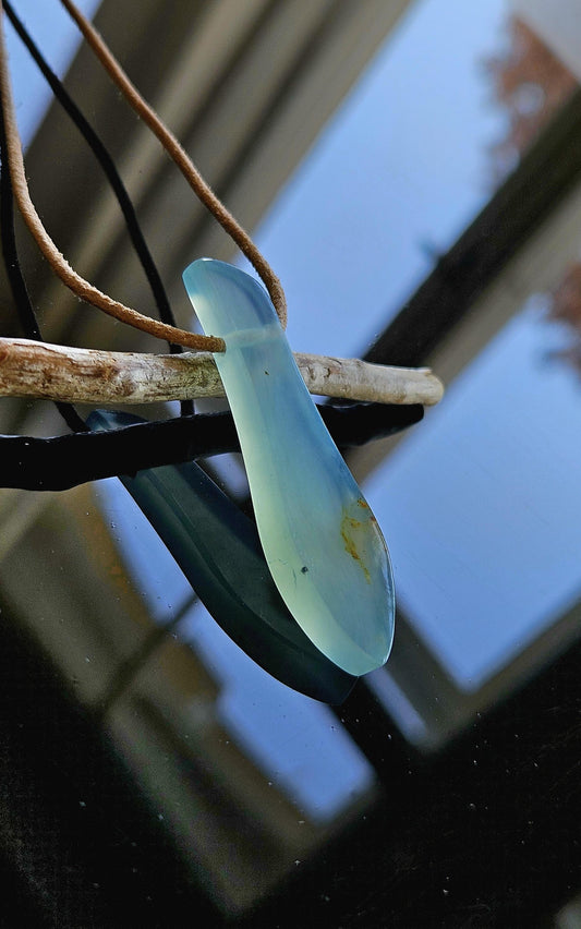 Seltener Andenopal blau Chrysopal hellblau türkis Anhänger, 57 x 14 x 7 mm, gebohrt, an verstellbarem Lederband