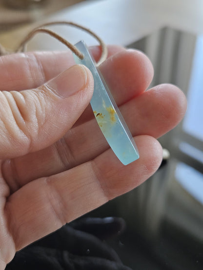 Seltener Andenopal blau Chrysopal hellblau türkis Anhänger, 57 x 14 x 7 mm, gebohrt, an verstellbarem Lederband