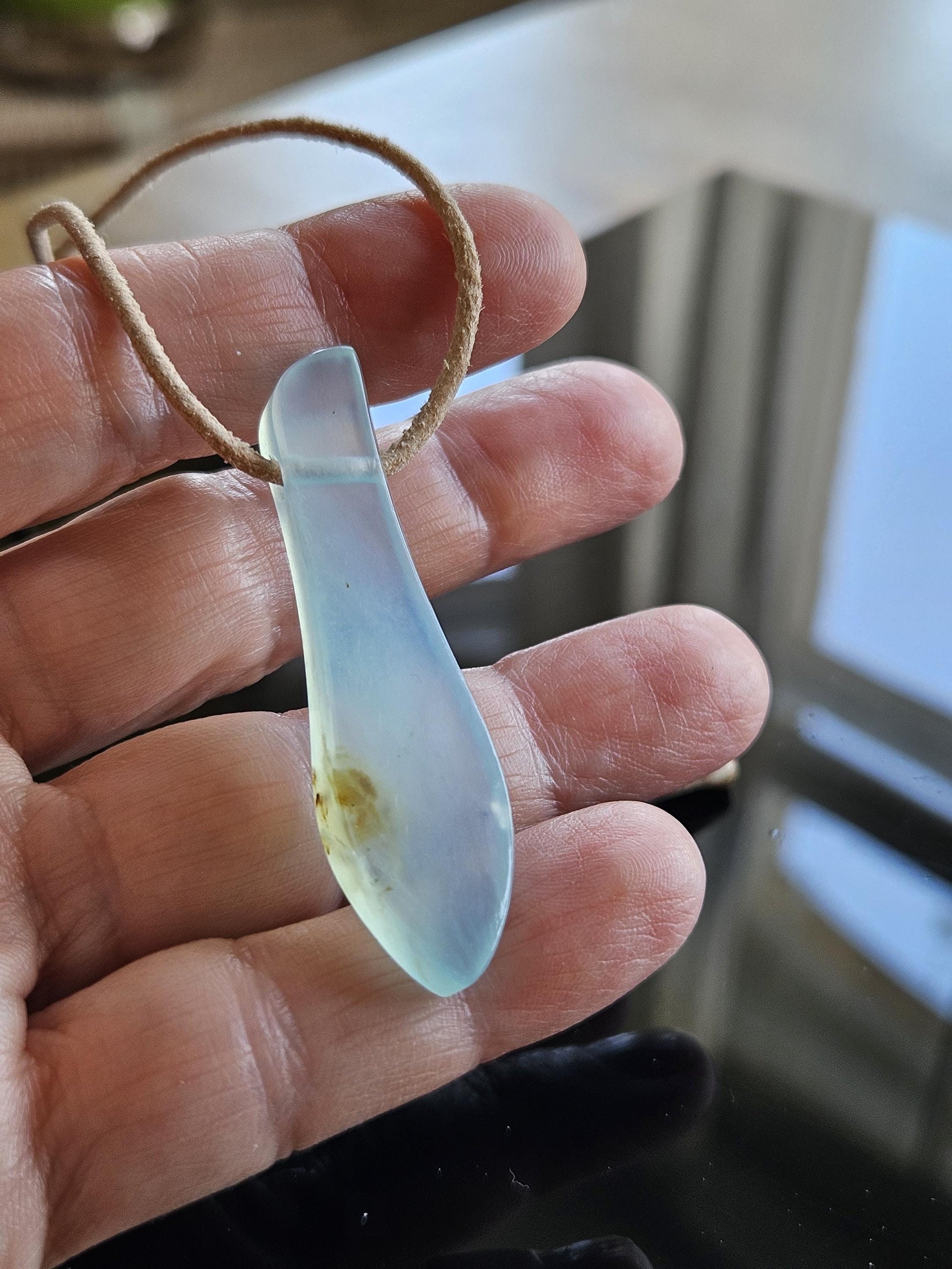 Seltener Andenopal blau Chrysopal hellblau türkis Anhänger, 57 x 14 x 7 mm, gebohrt, an verstellbarem Lederband