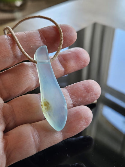 Seltener Andenopal blau Chrysopal hellblau türkis Anhänger, 57 x 14 x 7 mm, gebohrt, an verstellbarem Lederband