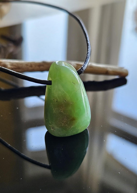 Hübscher Chrysopras Anhänger 30 x 18 x 12 mm, gebohrt, an verstellbarem Lederband