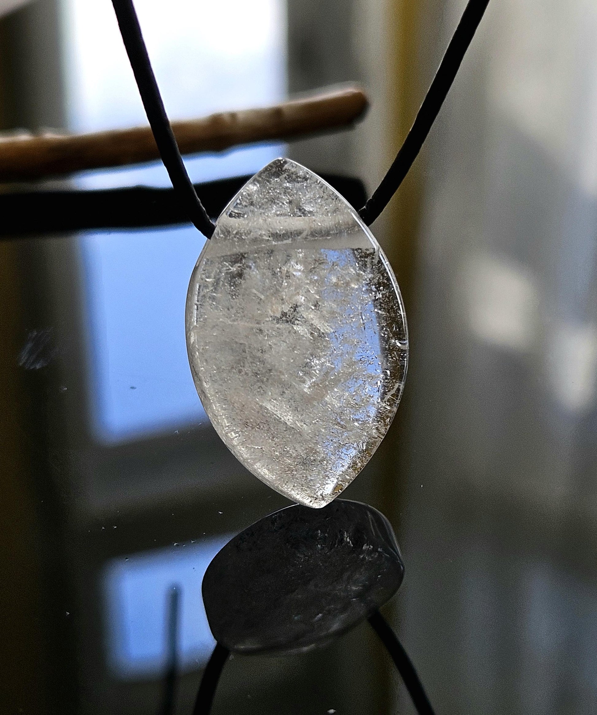 Bergkristall Navette förmiger Anhänger, "worry stone förmig", 31 x 19 x 8 mm, gebohrt, an verstellbarem Lederband