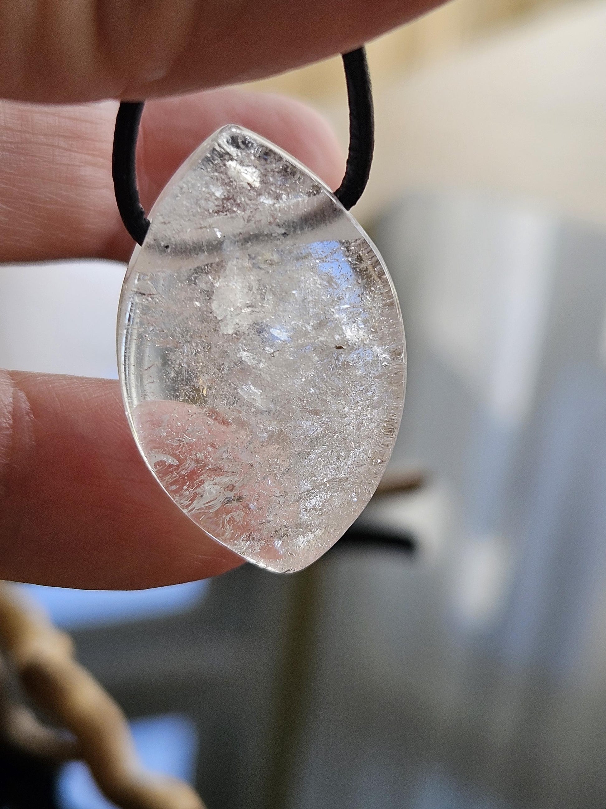 Bergkristall Navette förmiger Anhänger, "worry stone förmig", 31 x 19 x 8 mm, gebohrt, an verstellbarem Lederband