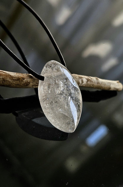 Bergkristall Navette förmiger Anhänger, "worry stone förmig", 31 x 19 x 8 mm, gebohrt, an verstellbarem Lederband
