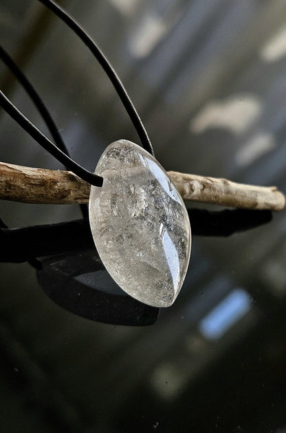 Bergkristall Navette förmiger Anhänger, "worry stone förmig", 31 x 19 x 8 mm, gebohrt, an verstellbarem Lederband