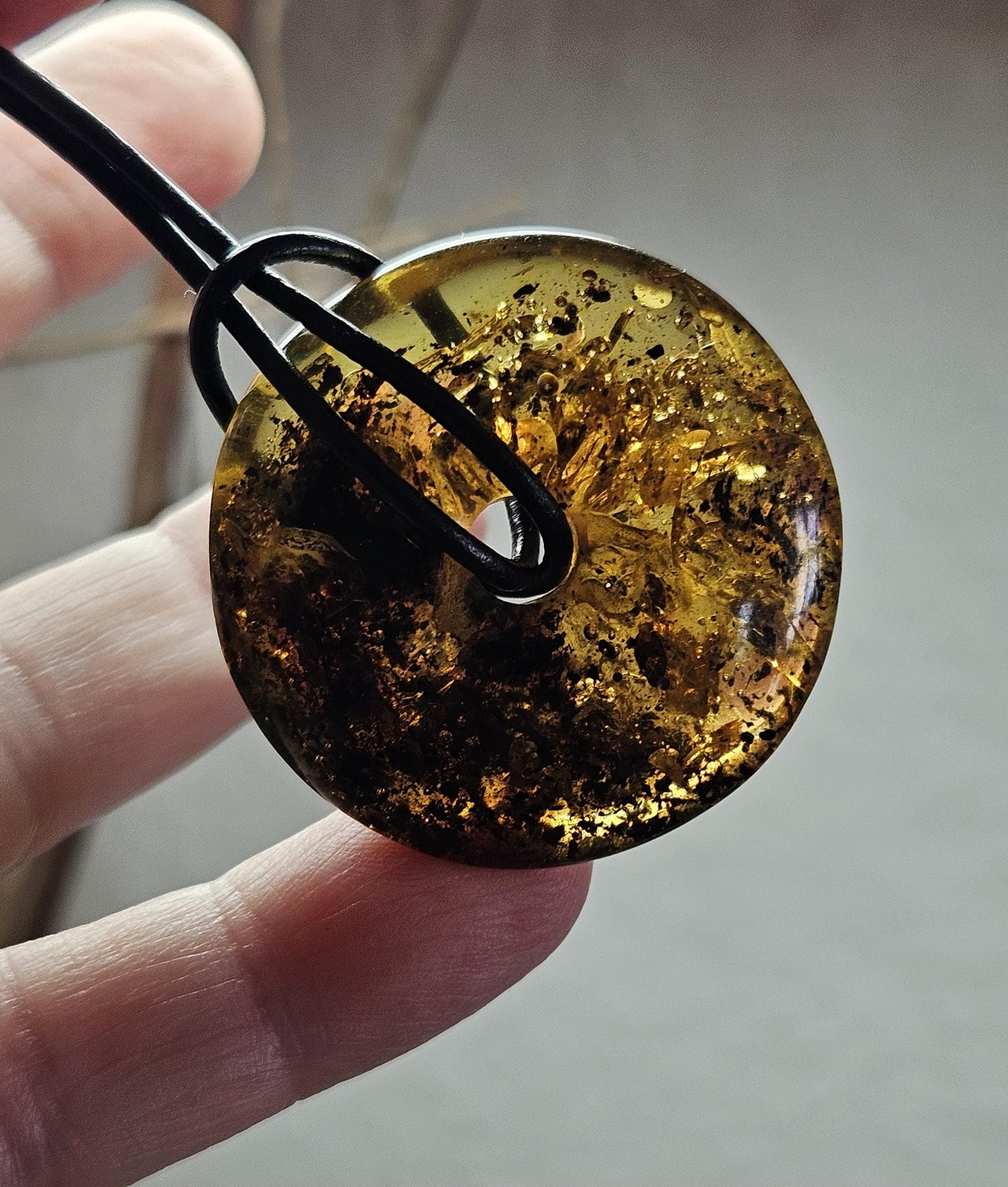 Großer hübscher Bernstein Donut Anhänger mit Einschlüssen von Blüten und Blättern Bernstein Amulett, 37 x 12 mm, an verstellbarem Lederband