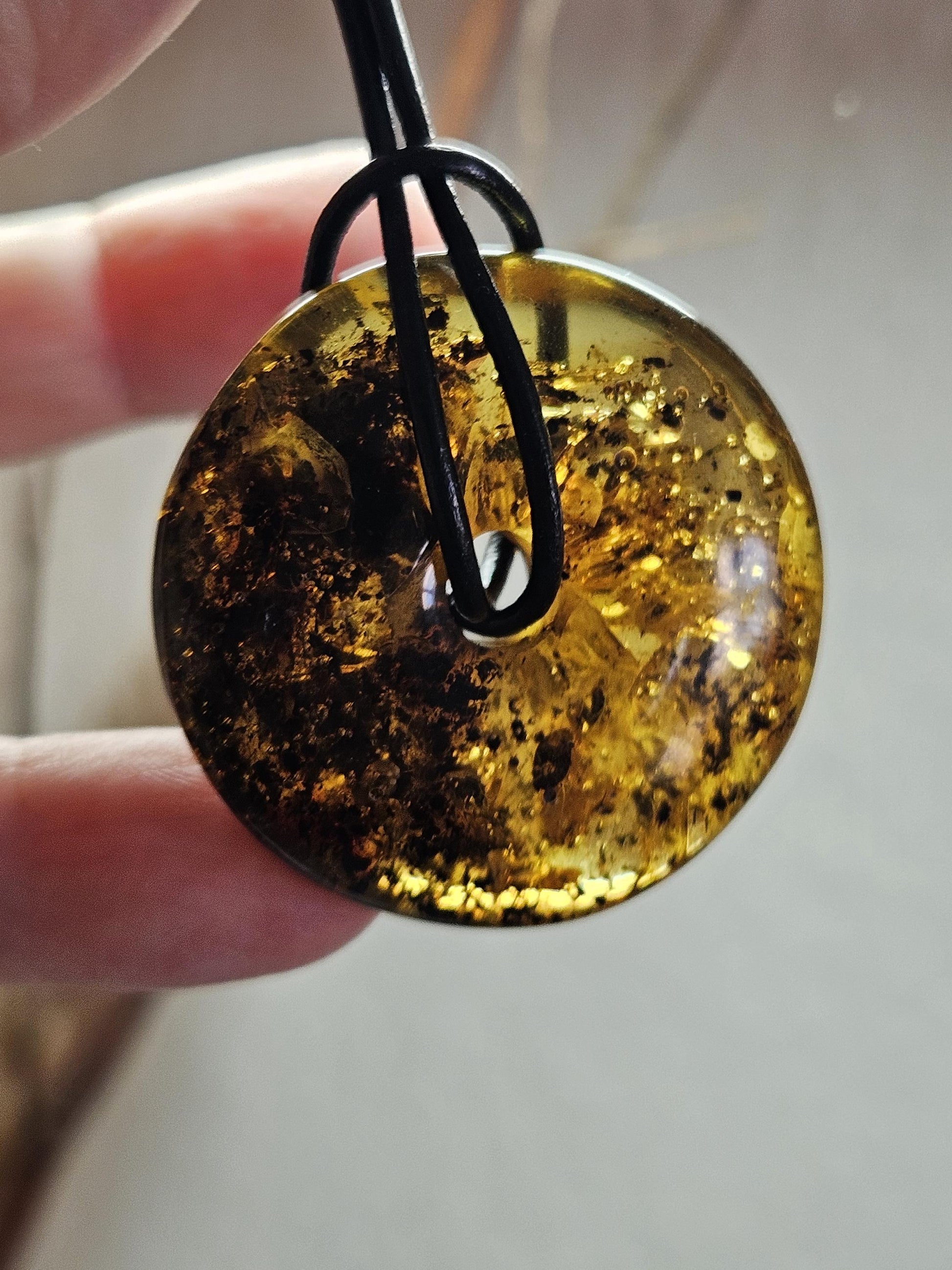 Großer hübscher Bernstein Donut Anhänger mit Einschlüssen von Blüten und Blättern Bernstein Amulett, 37 x 12 mm, an verstellbarem Lederband