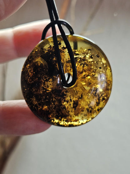 Großer hübscher Bernstein Donut Anhänger mit Einschlüssen von Blüten und Blättern Bernstein Amulett, 37 x 12 mm, an verstellbarem Lederband