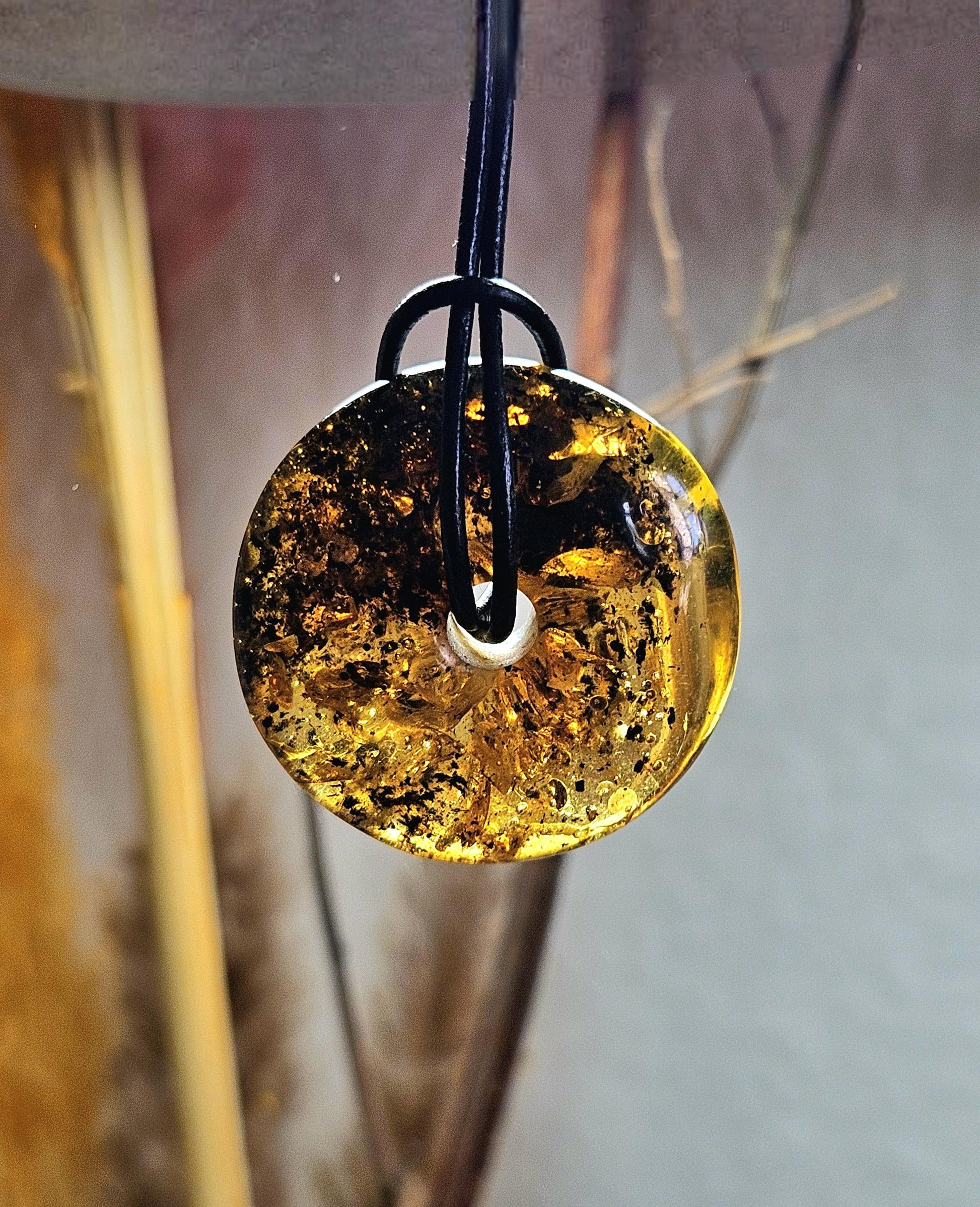 Großer hübscher Bernstein Donut Anhänger mit Einschlüssen von Blüten und Blättern Bernstein Amulett, 37 x 12 mm, an verstellbarem Lederband