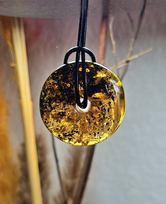 Großer hübscher Bernstein Donut Anhänger mit Einschlüssen von Blüten und Blättern Bernstein Amulett, 37 x 12 mm, an verstellbarem Lederband