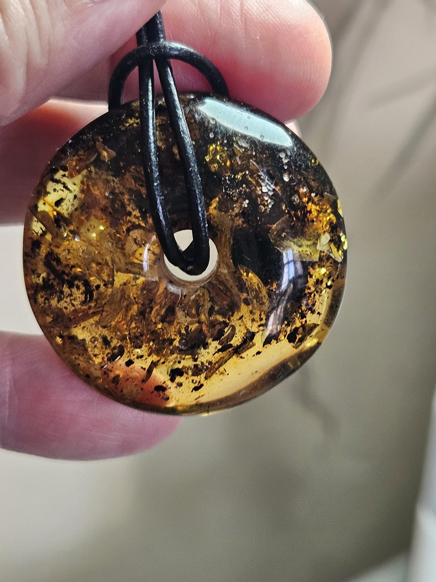 Großer hübscher Bernstein Donut Anhänger mit Einschlüssen von Blüten und Blättern Bernstein Amulett, 37 x 12 mm, an verstellbarem Lederband