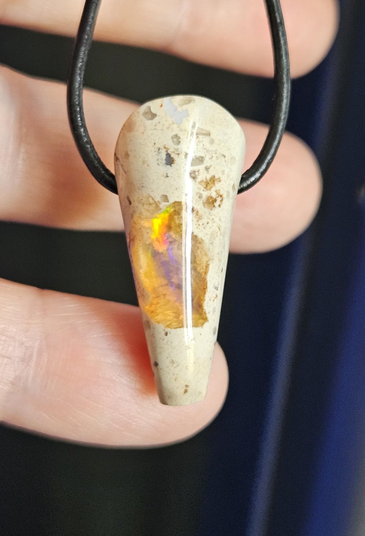 Phantastischer mexikanischer Feueropal Anhänger, 31 x 15 x 13 mm, gebohrt, an verstellbarem Lederband