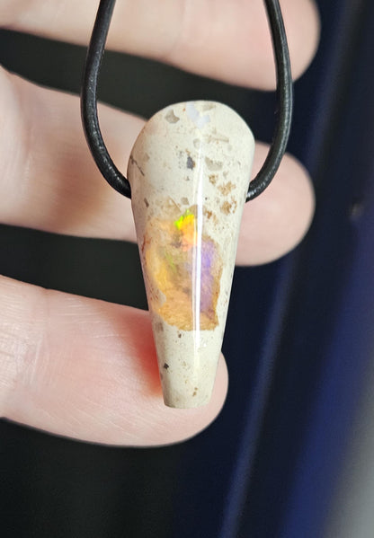 Phantastischer mexikanischer Feueropal Anhänger, 31 x 15 x 13 mm, gebohrt, an verstellbarem Lederband