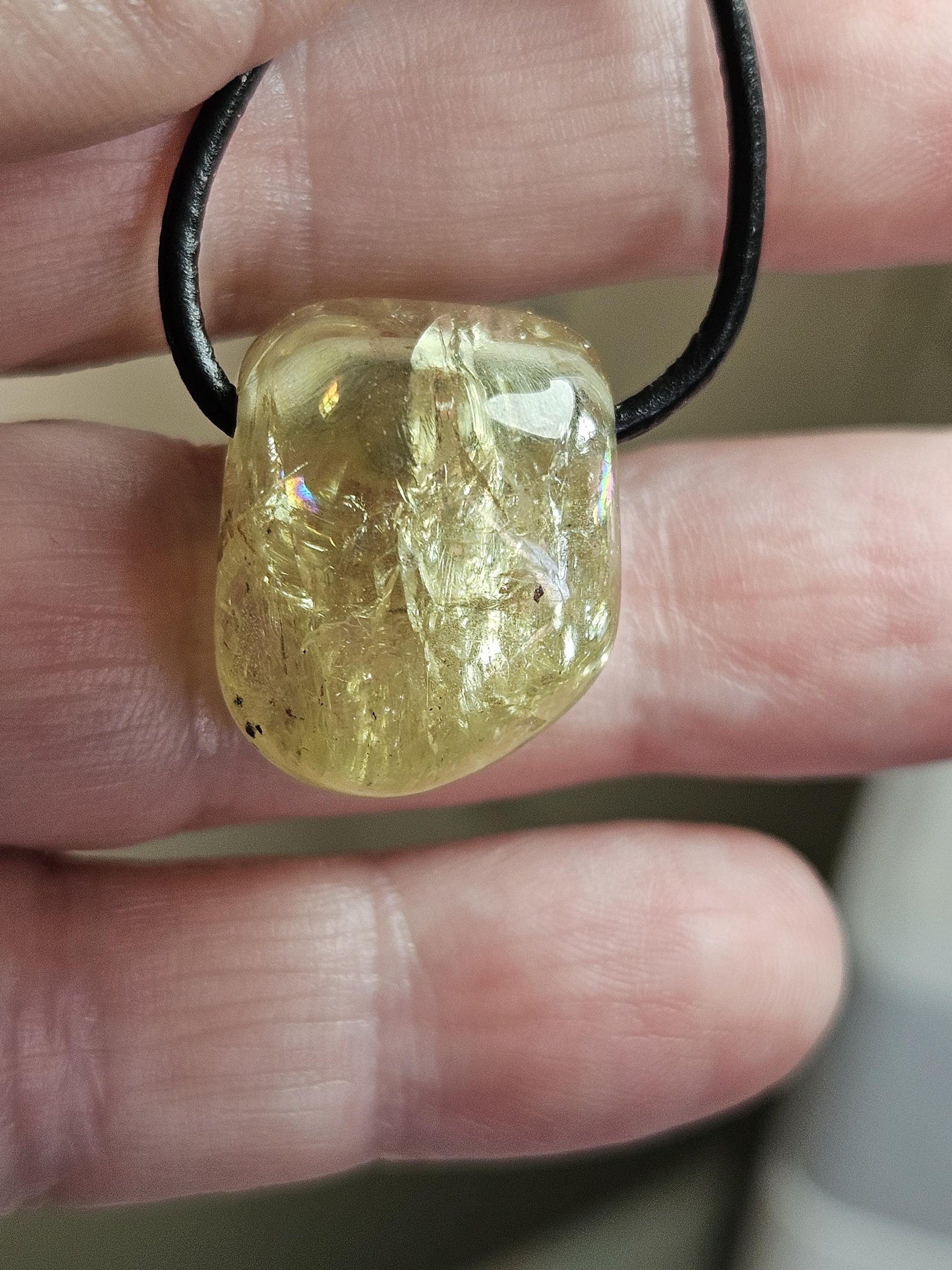 Phazinierender gelber gelb grüner Apatit Kristall Anhänger, 22 x 17 x 15 mm, gebohrt an verstellbarem Lederband