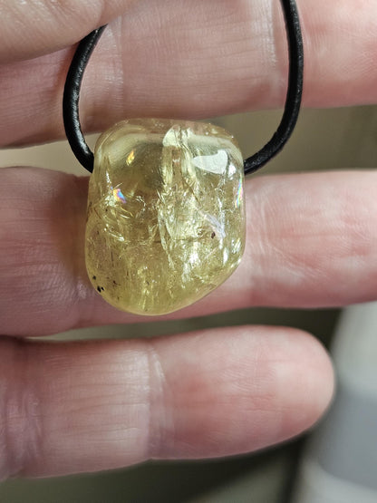 Phazinierender gelber gelb grüner Apatit Kristall Anhänger, 22 x 17 x 15 mm, gebohrt an verstellbarem Lederband