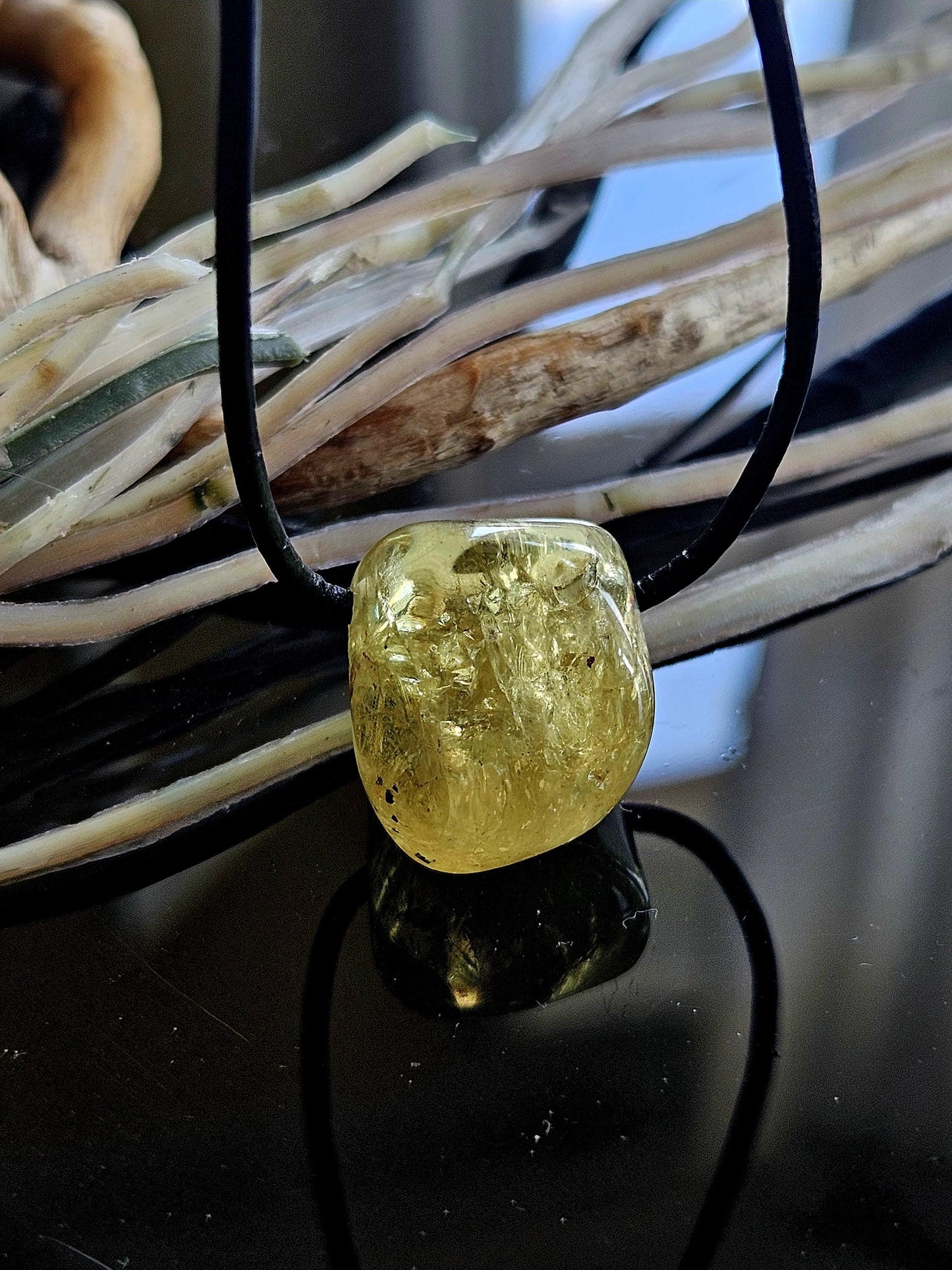 Phazinierender gelber gelb grüner Apatit Kristall Anhänger, 22 x 17 x 15 mm, gebohrt an verstellbarem Lederband