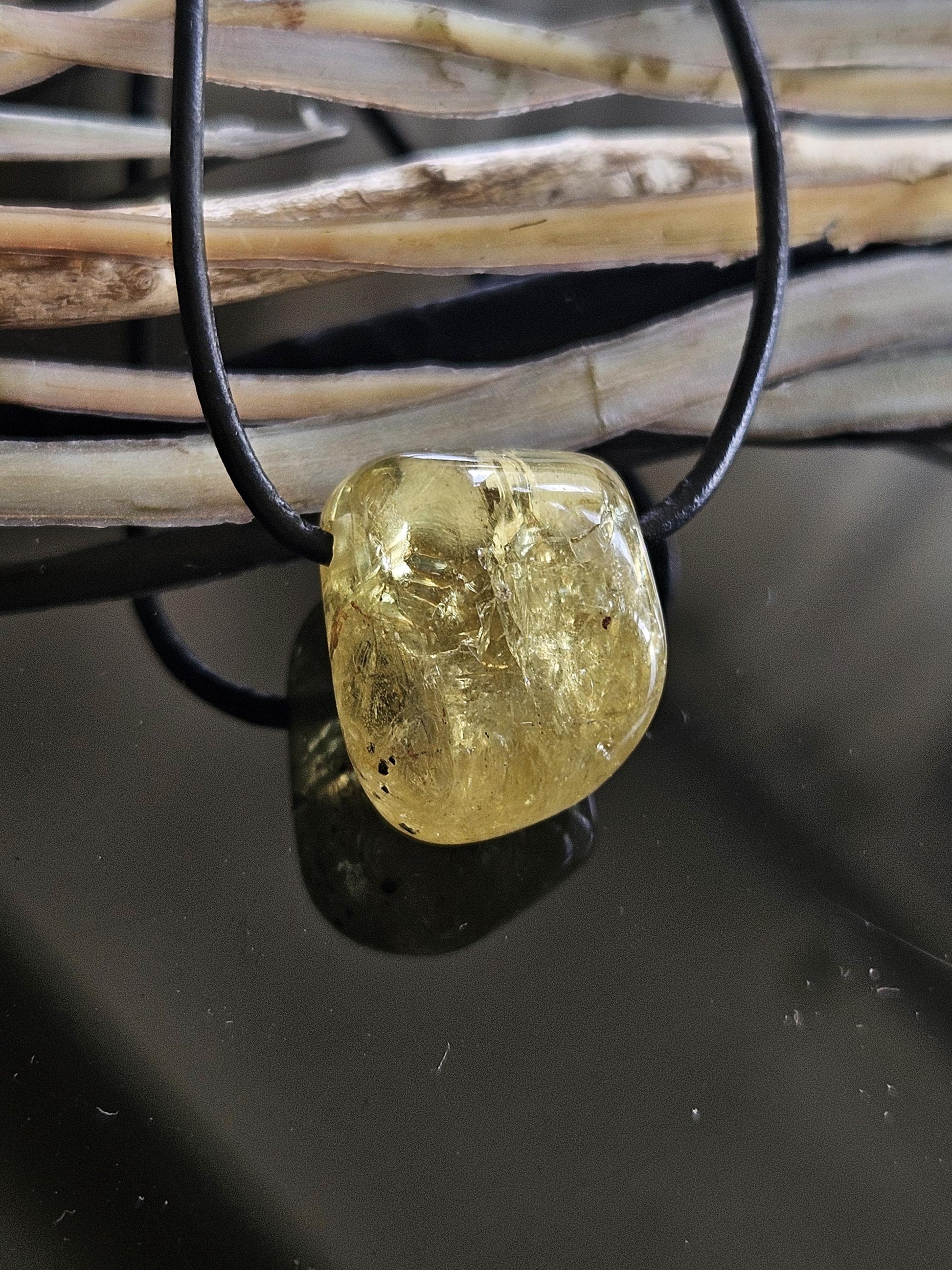 Phazinierender gelber gelb grüner Apatit Kristall Anhänger, 22 x 17 x 15 mm, gebohrt an verstellbarem Lederband