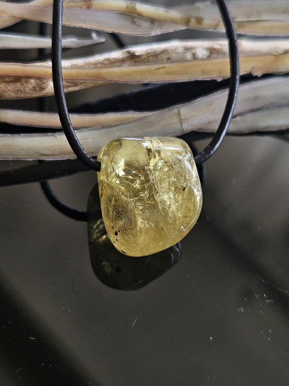 Phazinierender gelber gelb grüner Apatit Kristall Anhänger, 22 x 17 x 15 mm, gebohrt an verstellbarem Lederband