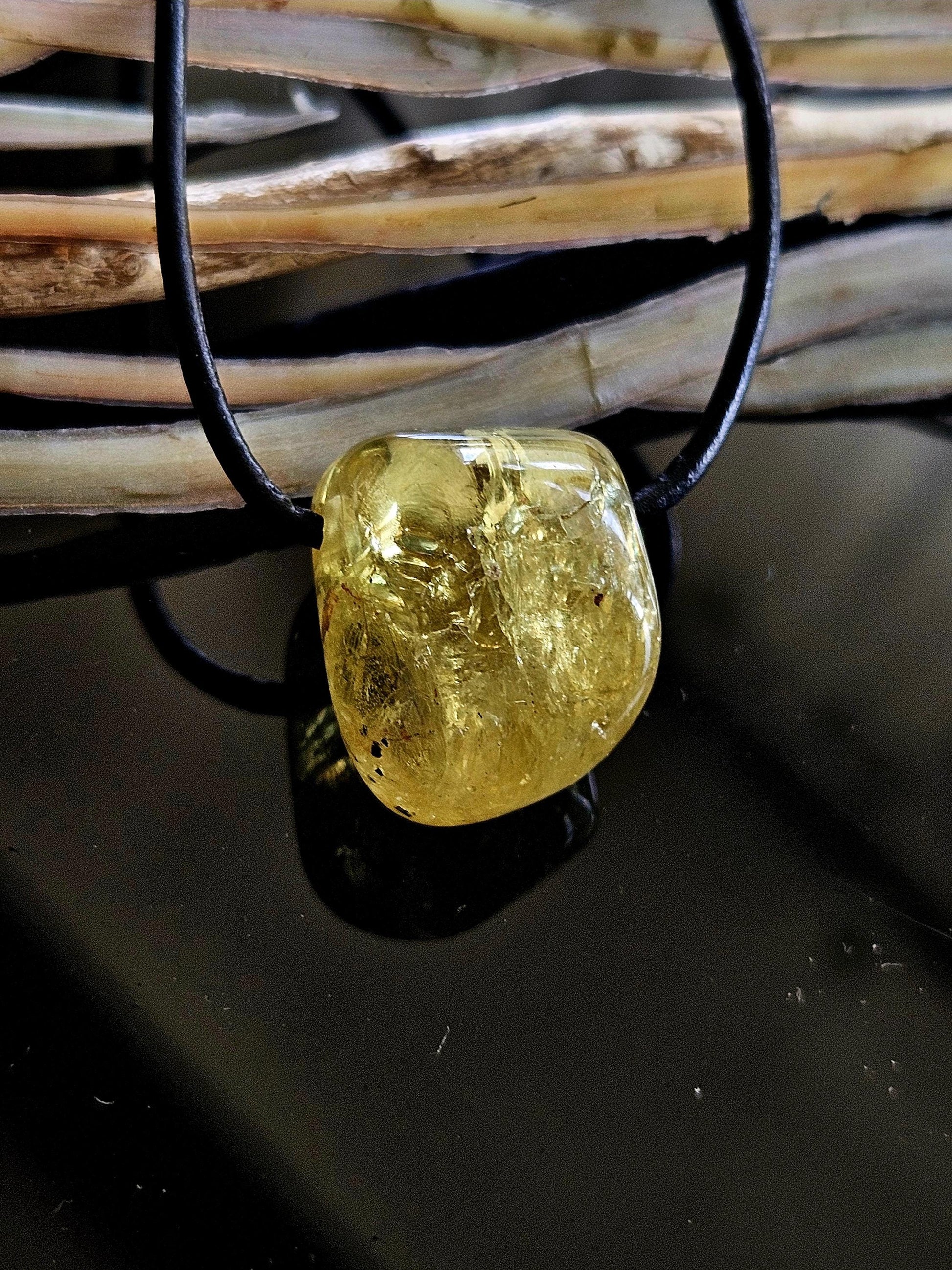 Phazinierender gelber gelb grüner Apatit Kristall Anhänger, 22 x 17 x 15 mm, gebohrt an verstellbarem Lederband