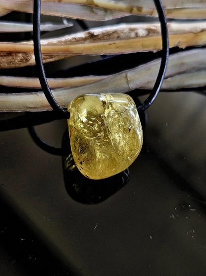Phazinierender gelber gelb grüner Apatit Kristall Anhänger, 22 x 17 x 15 mm, gebohrt an verstellbarem Lederband