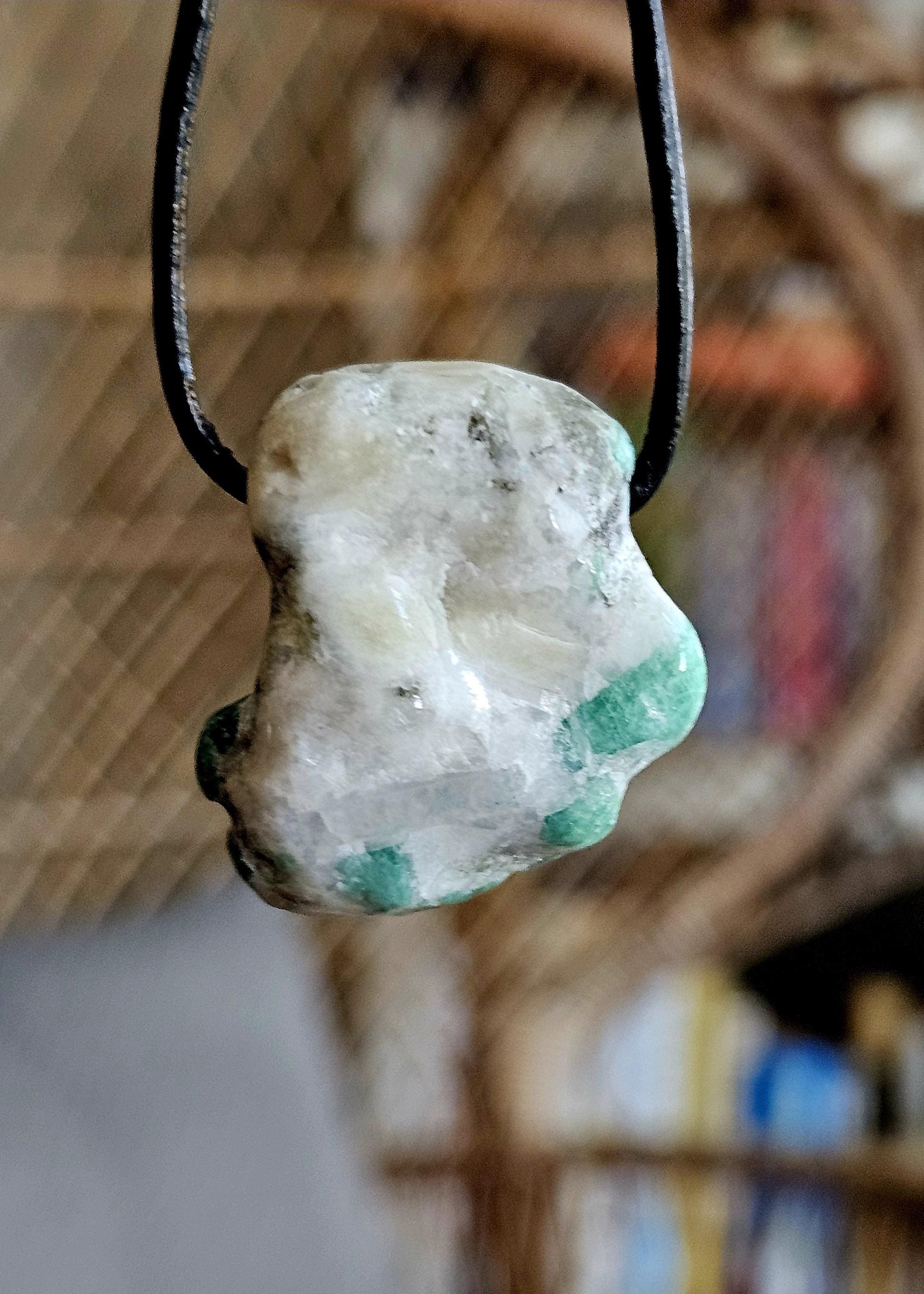 Smaragd im Muttergestein, Anhänger, 28 x 25 x 15 mm, gebohrt, an verstellbarem Lederband