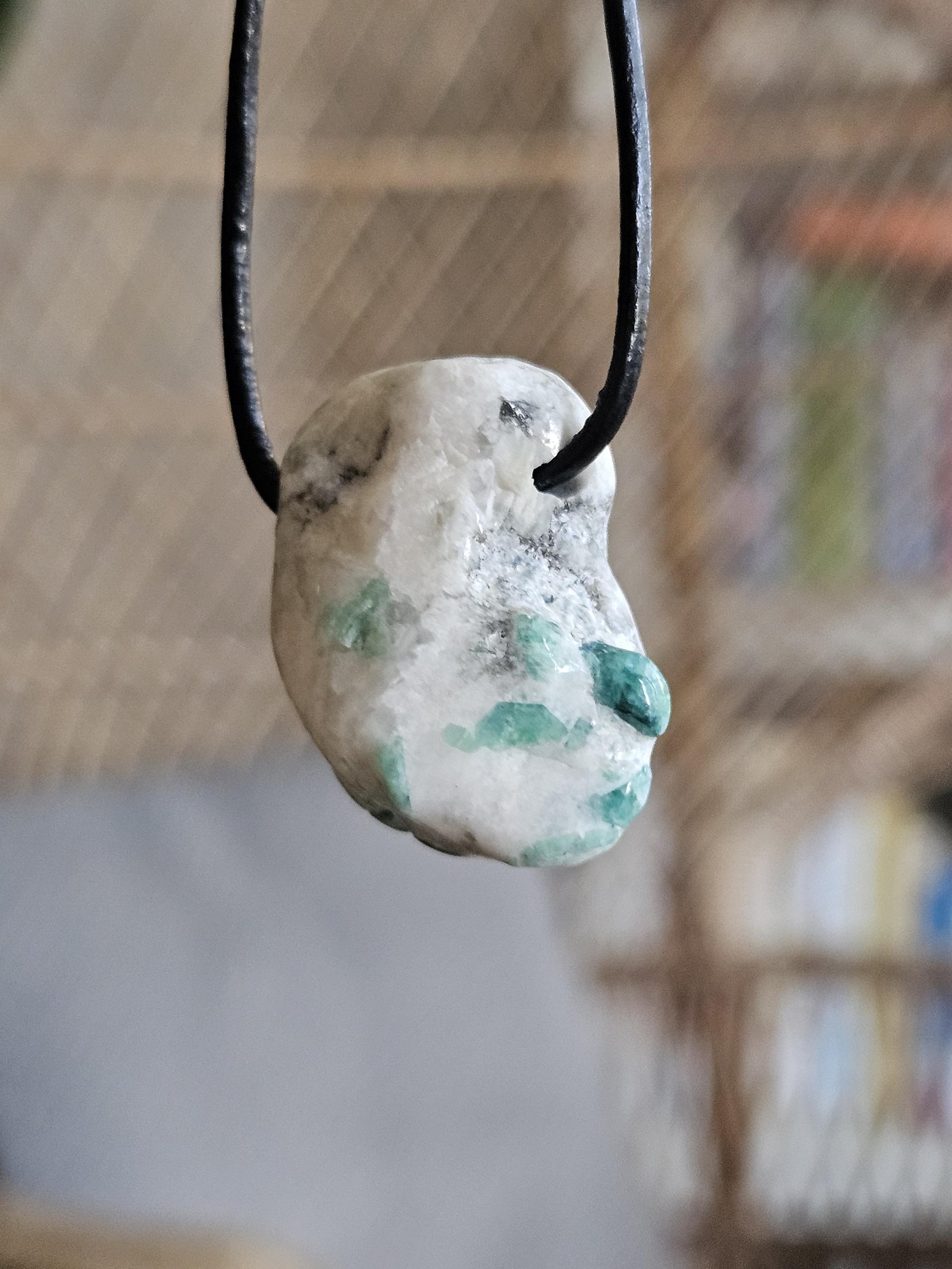 Smaragd im Muttergestein, Anhänger, 28 x 25 x 15 mm, gebohrt, an verstellbarem Lederband