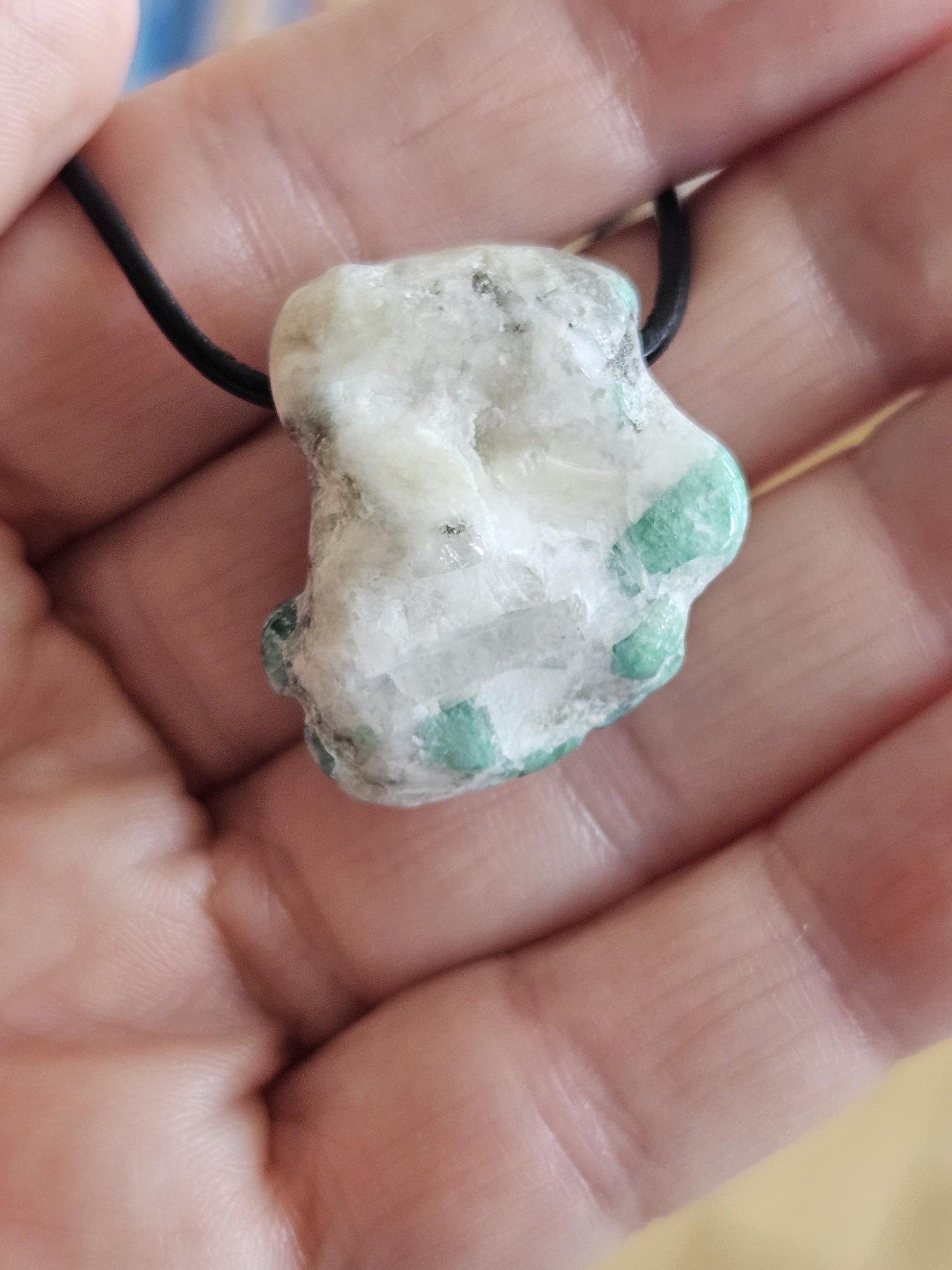 Smaragd im Muttergestein, Anhänger, 28 x 25 x 15 mm, gebohrt, an verstellbarem Lederband