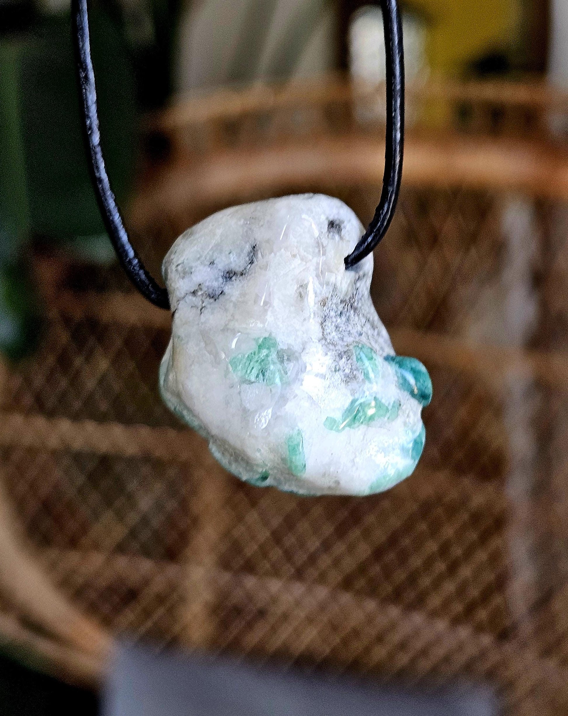 Smaragd im Muttergestein, Anhänger, 28 x 25 x 15 mm, gebohrt, an verstellbarem Lederband