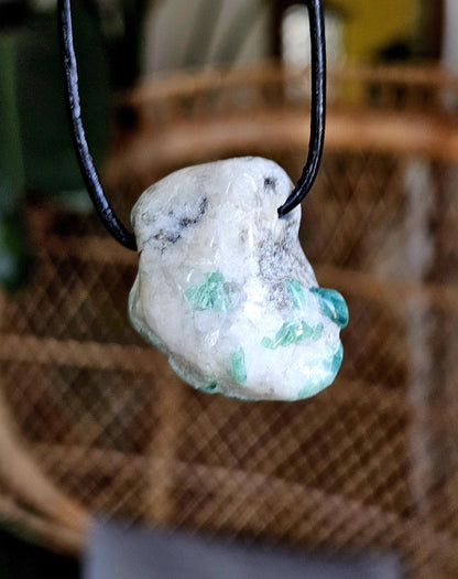 Smaragd im Muttergestein, Anhänger, 28 x 25 x 15 mm, gebohrt, an verstellbarem Lederband