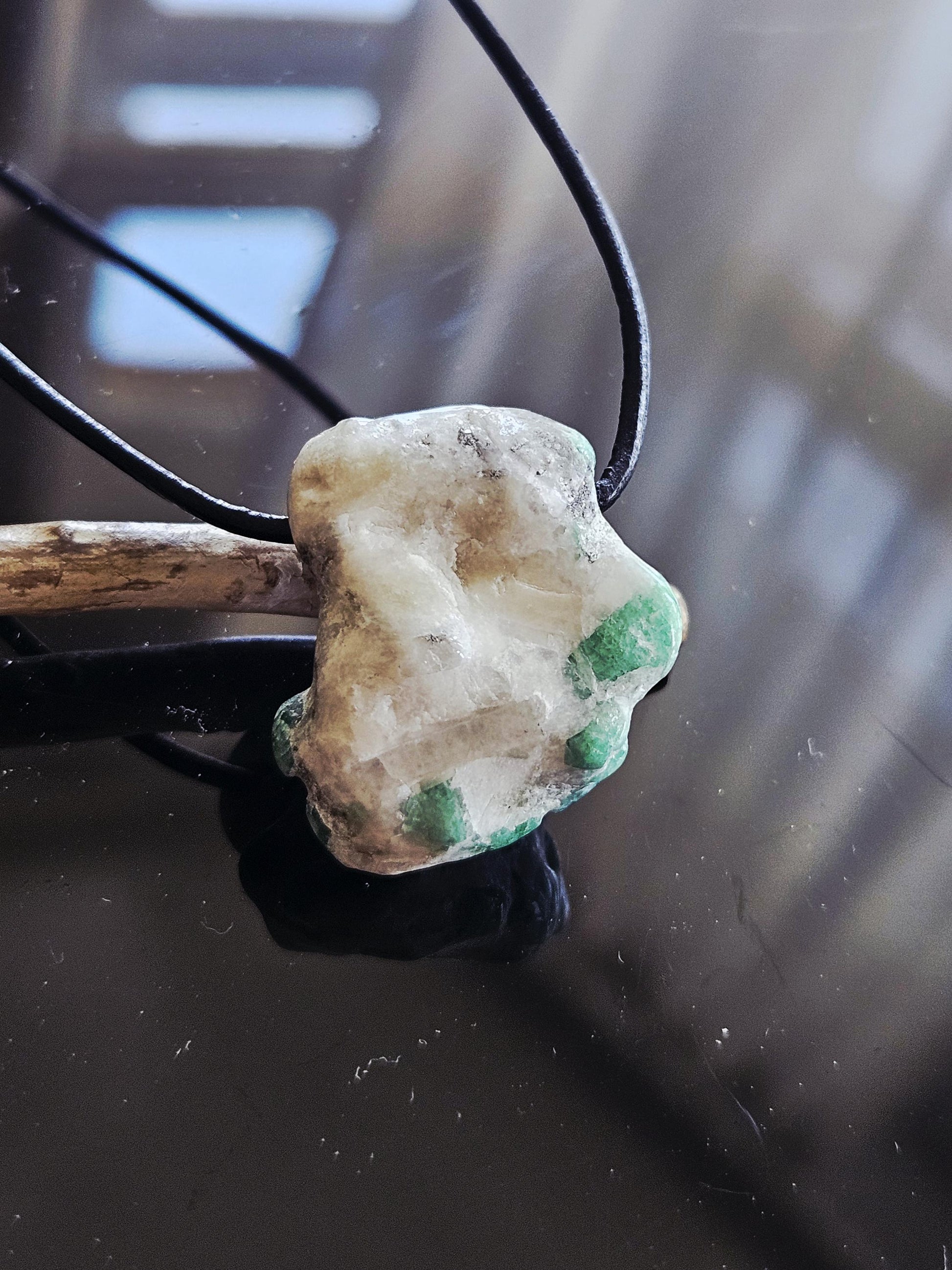 Smaragd im Muttergestein, Anhänger, 28 x 25 x 15 mm, gebohrt, an verstellbarem Lederband