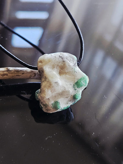 Smaragd im Muttergestein, Anhänger, 28 x 25 x 15 mm, gebohrt, an verstellbarem Lederband