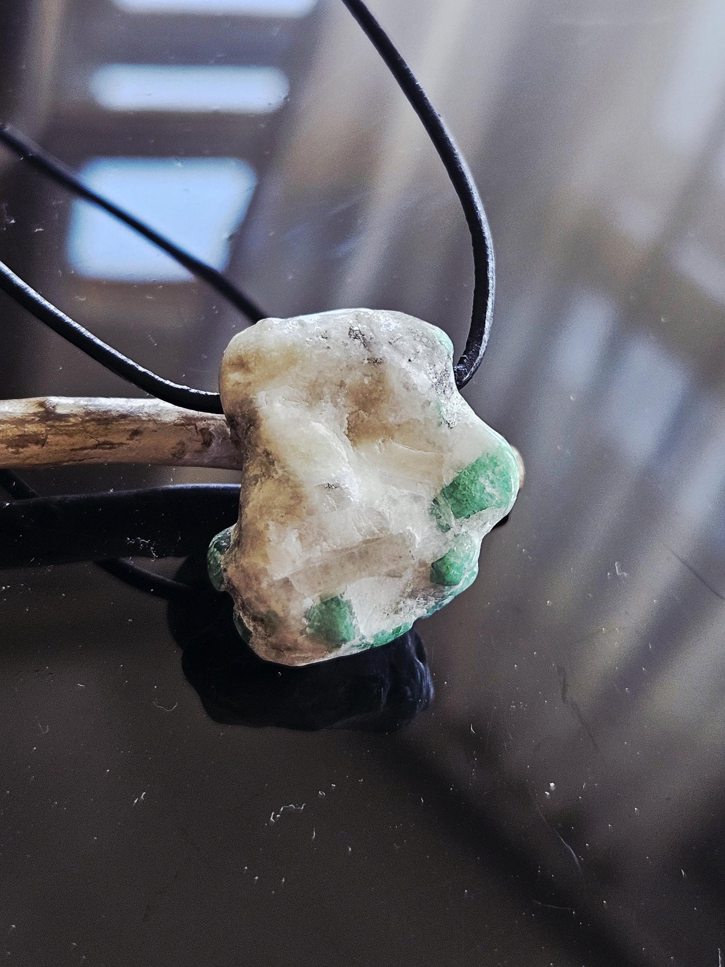 Smaragd im Muttergestein, Anhänger, 28 x 25 x 15 mm, gebohrt, an verstellbarem Lederband