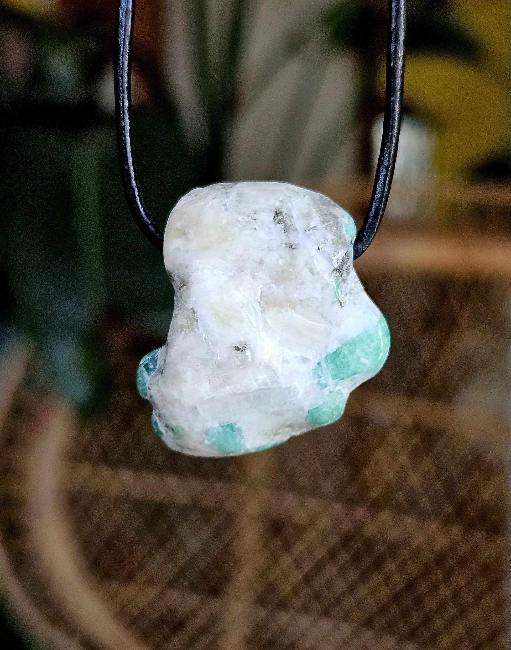 Smaragd im Muttergestein, Anhänger, 28 x 25 x 15 mm, gebohrt, an verstellbarem Lederband