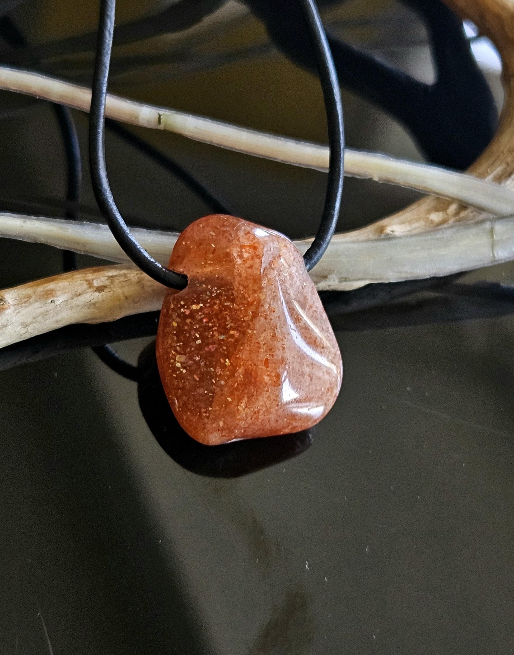 Glitzernder Sonnenstein Anhänger, 25 x 19 x 10 mm, gebohrt, an verstellbarem Lederband