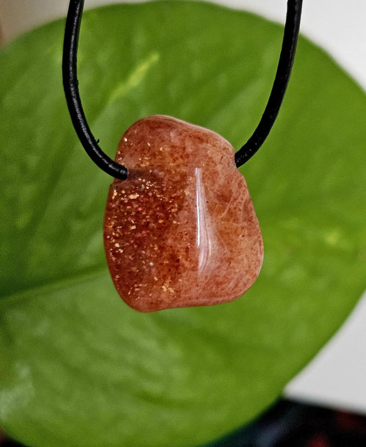 Glitzernder Sonnenstein Anhänger, 25 x 19 x 10 mm, gebohrt, an verstellbarem Lederband
