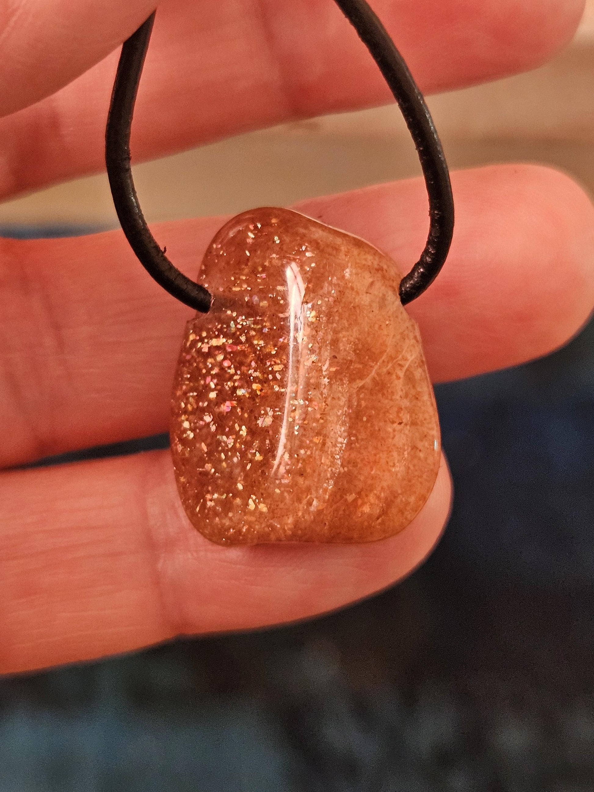 Glitzernder Sonnenstein Anhänger, 25 x 19 x 10 mm, gebohrt, an verstellbarem Lederband
