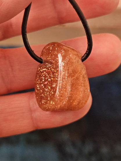 Glitzernder Sonnenstein Anhänger, 25 x 19 x 10 mm, gebohrt, an verstellbarem Lederband