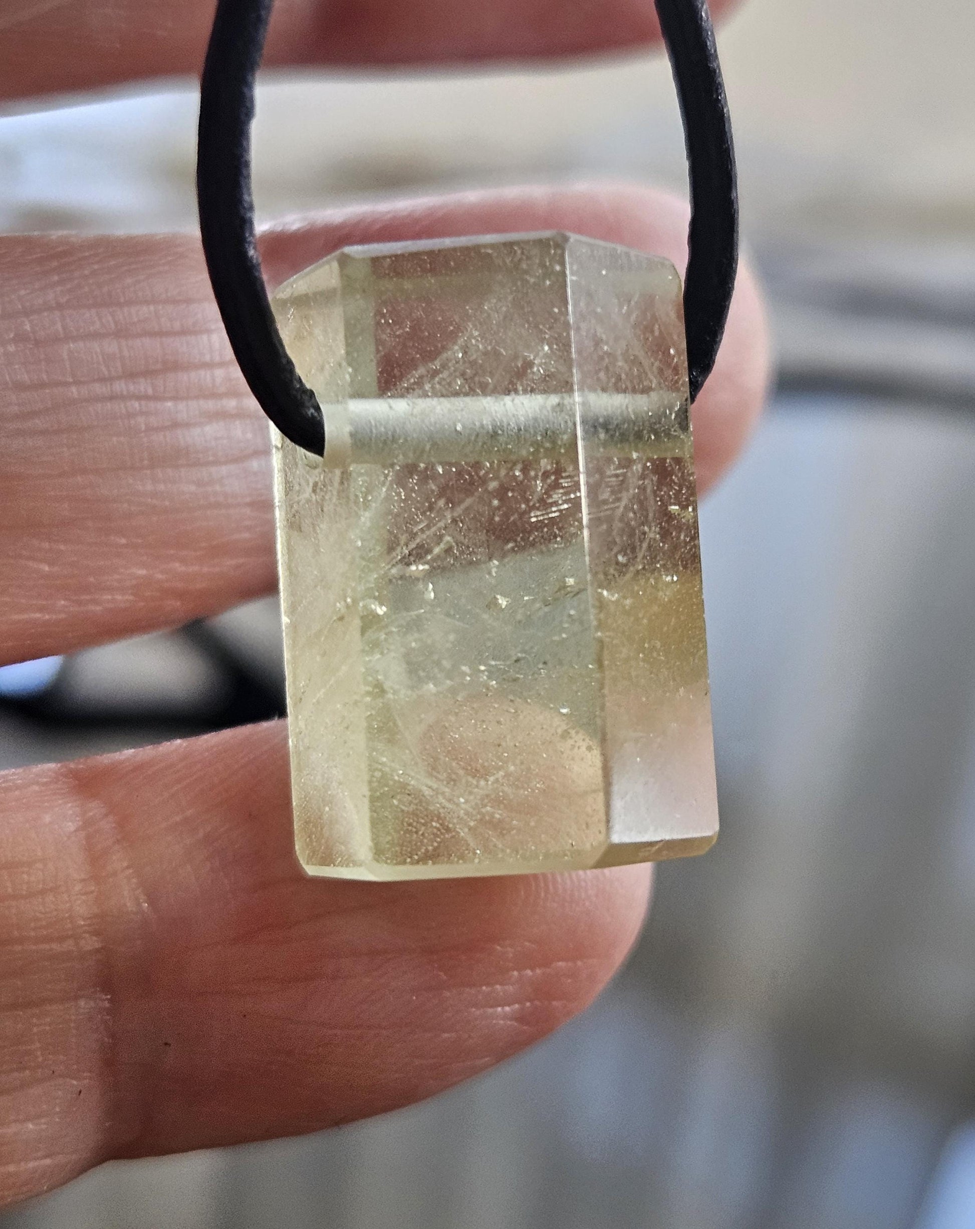 Kraftvoller Heliodor grüner Beryll Goldberyll grün Kristall Stäbchen, Anhänger, 21 x 14 x 15 mm, gebohrt, an verstellbarem Lederband
